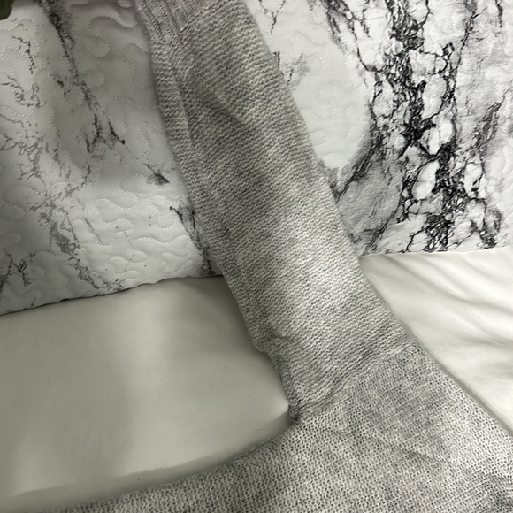 Abercrombie & Fitch Gray Knit Sweater - Crew Neck, Casual Everyday - Picture 3 of 5